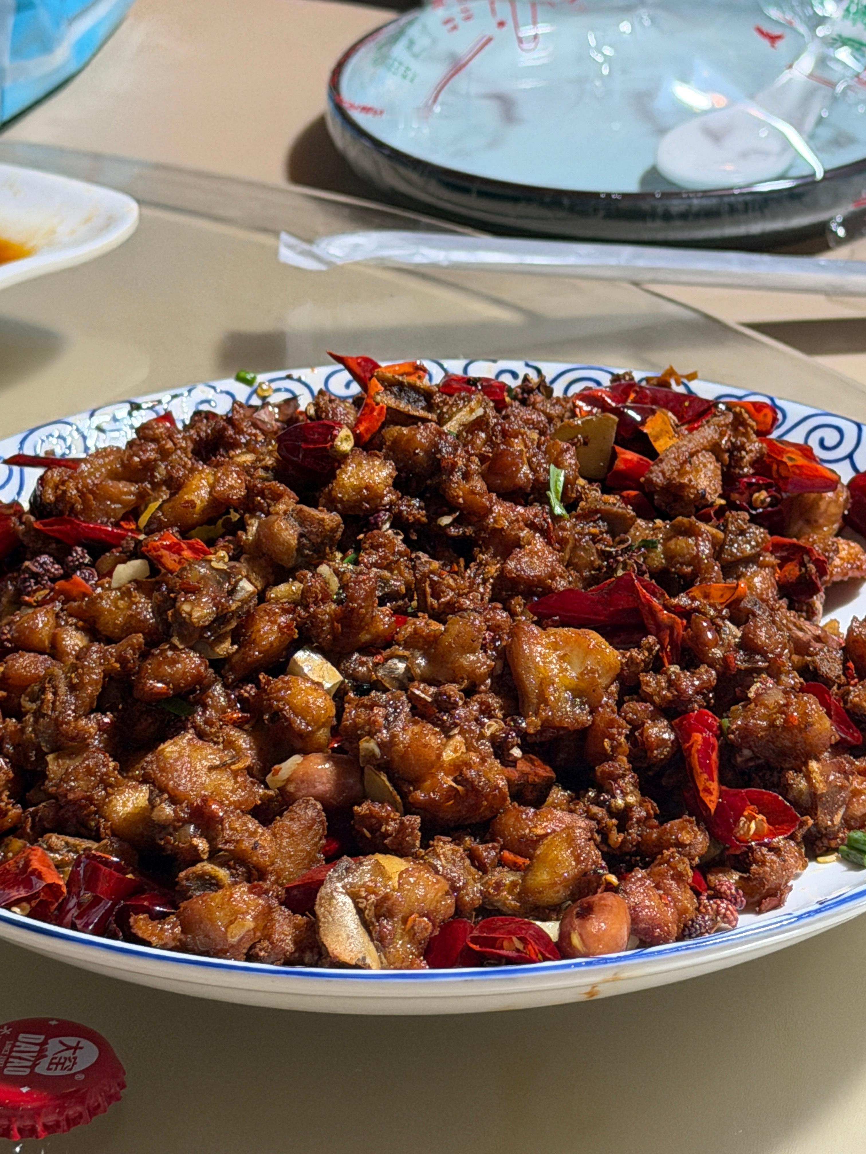 重庆人在芜湖开得成都菜馆，小店有家常味道。这道辣子鸡真好吃，肉很干，麻辣味不算重
