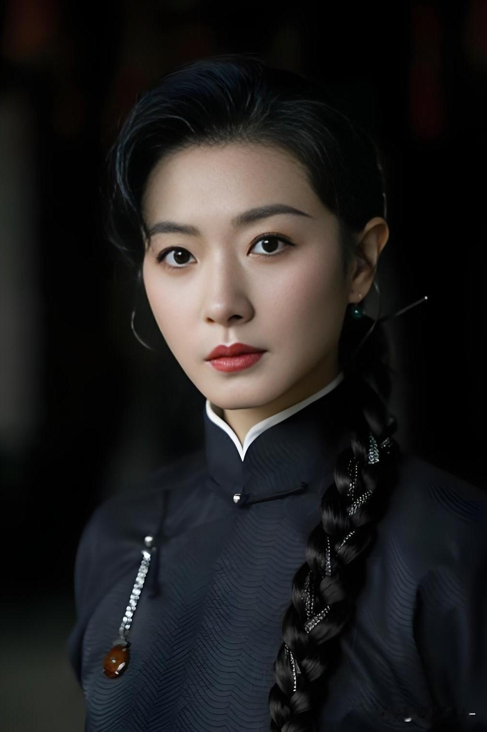 发现一个玄学，

就凡是演员万茜演的剧，

不论口碑有多火似乎都和她没有什么关系