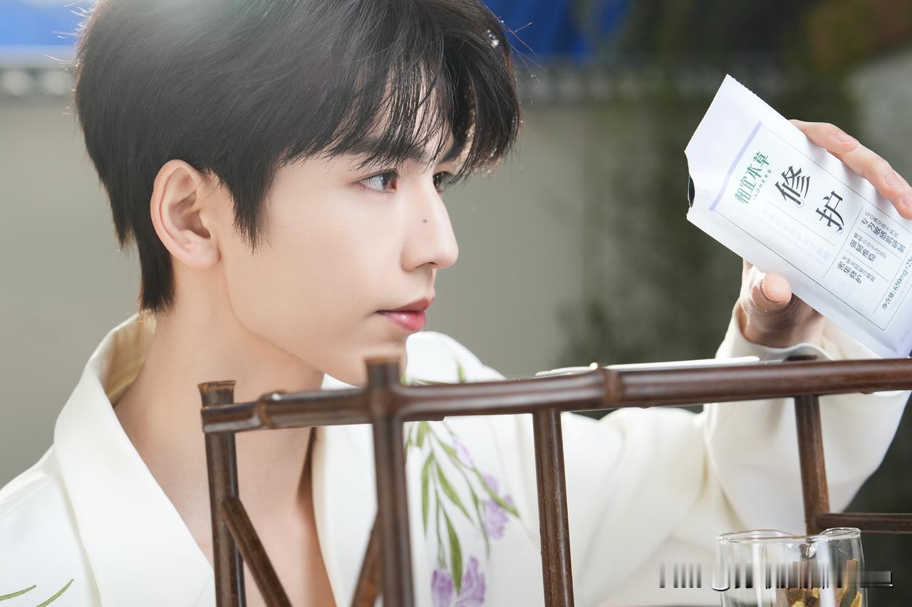 张凌赫分享图片