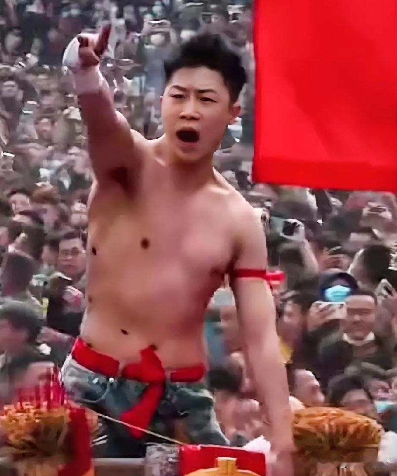 他曾是王楚钦舍友，国家一级乒乓球运动员，早年曾效力于北京乒乓球队。
 他是潮汕澄