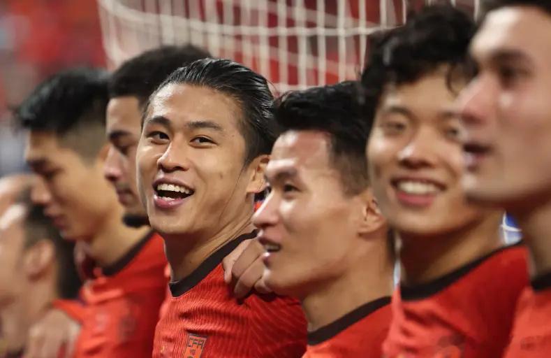 千呼万唤！国足主力阵容逐渐明朗，4人锁定首发，王钰栋位置成疑 经过漫长的等待，中