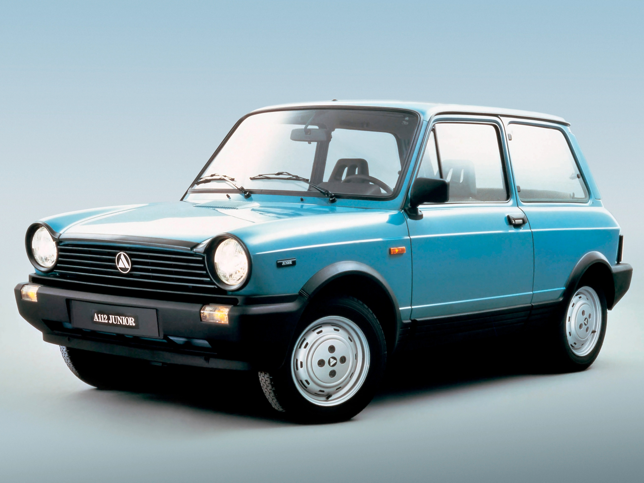 考虑到现在新车亮相只能客观描述，或者主观夸奖，我决定发挥一下自己的主观能动性，为