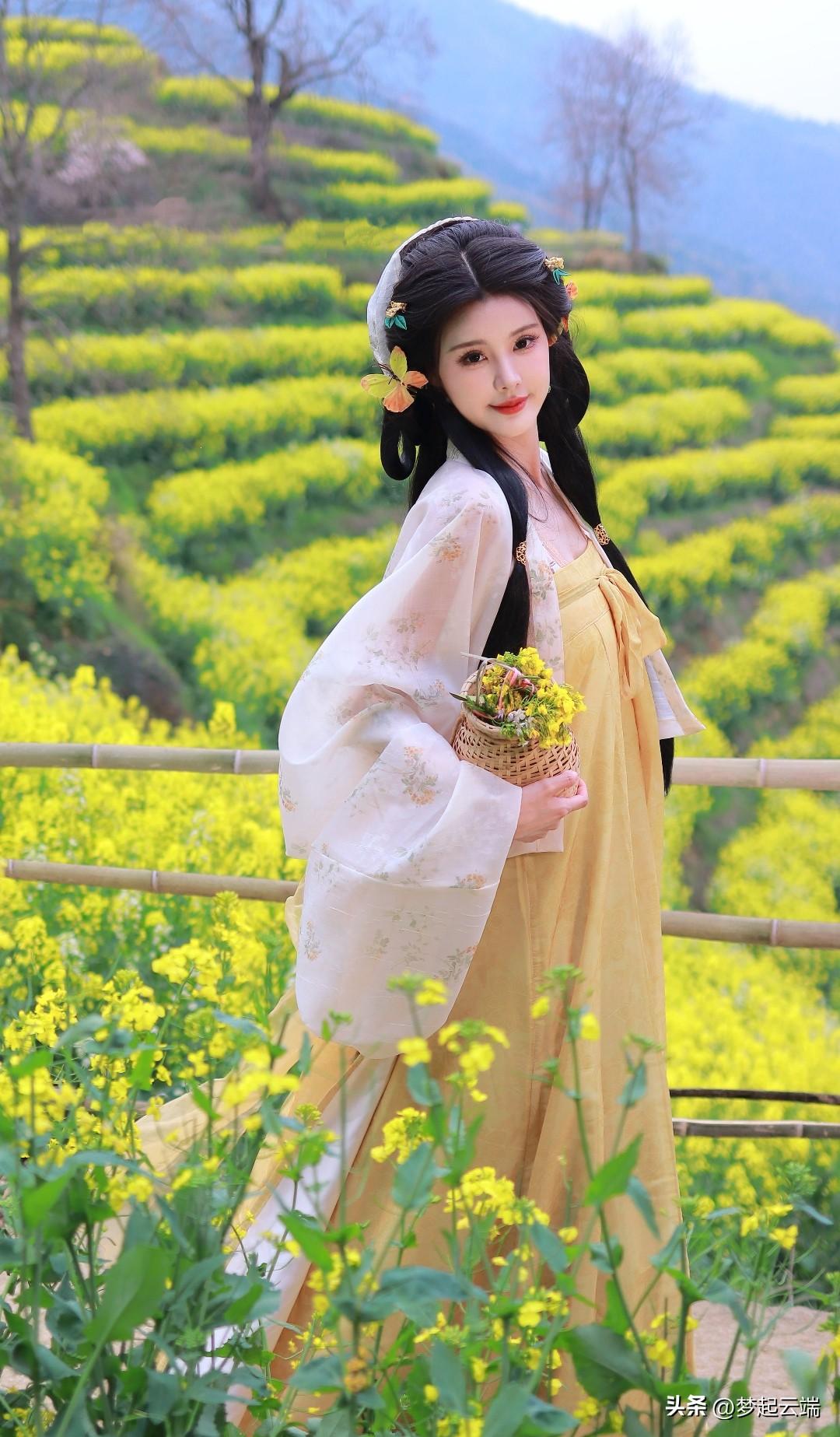 “春日田园中的古典美人，菜花相伴，韵味悠长。”🌸🍵🌿