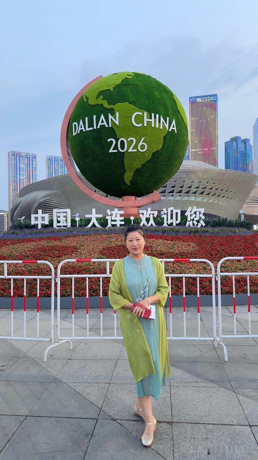 我61岁，谁说退休了，人就是"老了"？

昨天去了大连东方水城，在那里，女儿为我
