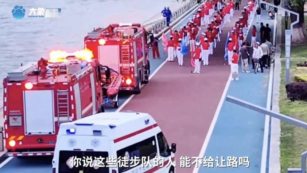 路上最讨厌什么？那就是老年暴走团。
一群自以为是，拿机动车道路当做自己家路的一群