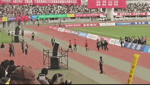 川超出现的球员飞踹裁判的行为是卑劣的行径，是错误的违法行为，是必须被追究法律责任