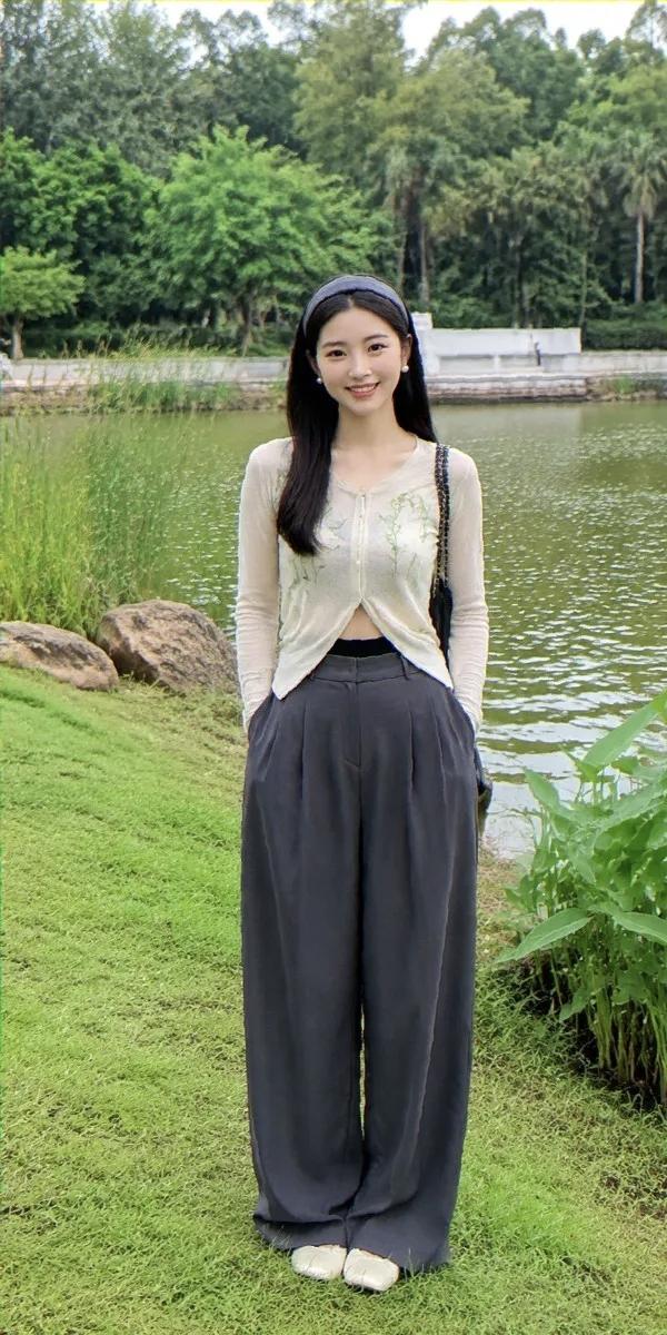 这位小姐姐在湖边自拍呢。