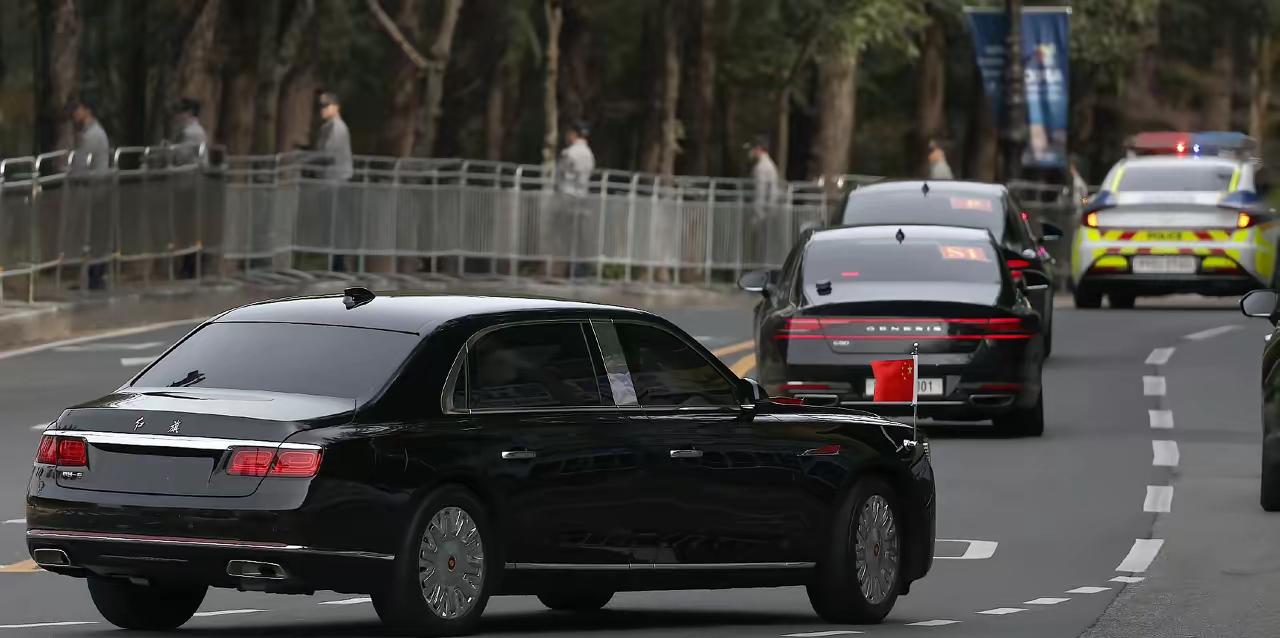 红旗N701车辆行驶在韩国街头！这款车是最新型的国宾车辆专门用车，这次在韩国街头