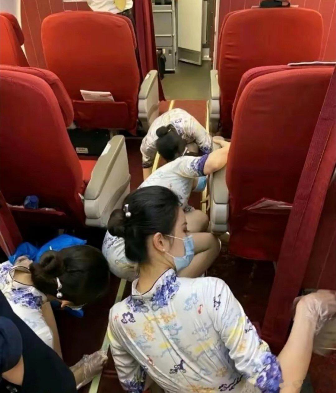 空姐光鲜的背后，也有不容易的一面。[鲜花]  