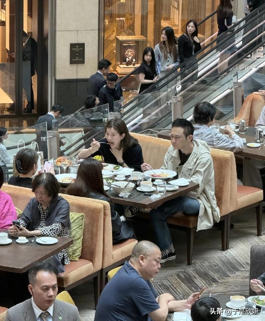 袁咏仪张智霖商场吃饭被拍！素颜接地气，结婚23年仍像热恋情侣💑
 
网友在香港