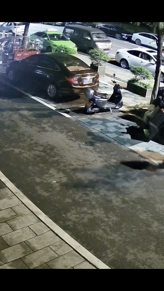一名男子突然将路边一辆电动车踹倒后最后扬长而去！
而跟在他身后的那名女孩看到后，