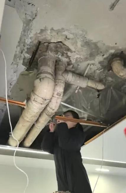 在重庆万州，一位大姐图省事卖套旧房，到手40万。谁能想到，这房子被买家转手加价卖