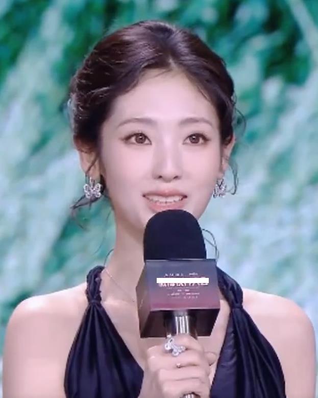 邢菲拿奖导播切杨幂秦海璐 邢菲凭年代剧《生万物》中“宁苏苏”一角在活动上获奖。在