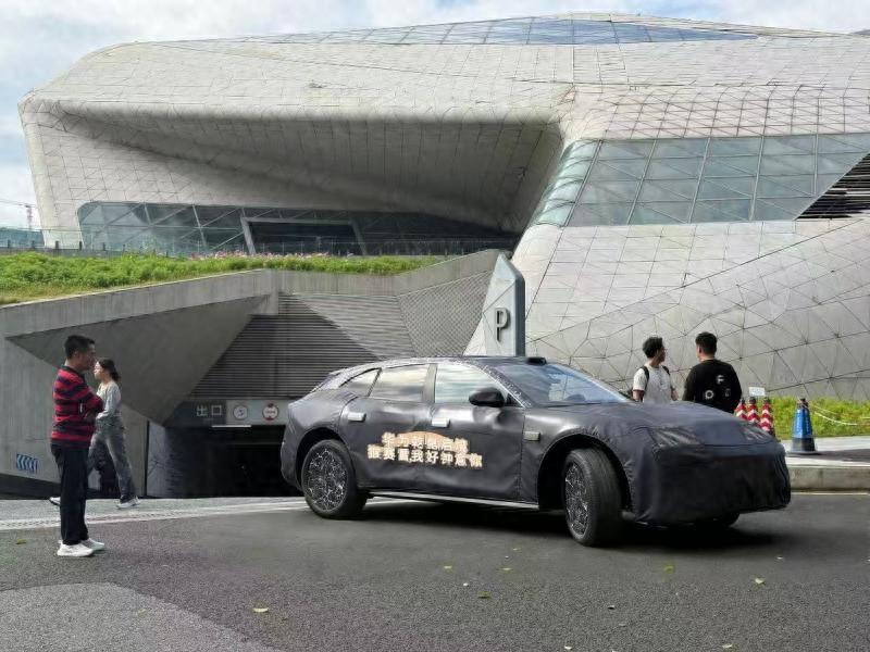 新浪汽车最新报道，广汽集团与华为联合打造的全新品牌“启境”，其首款智能猎装轿跑已