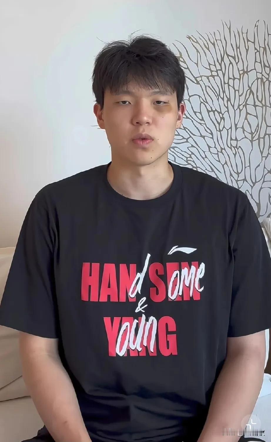 杨瀚森不是说NBA赛场比CBA赛场文明多了吗？怎么变成独眼熊猫了？
近日杨瀚森在