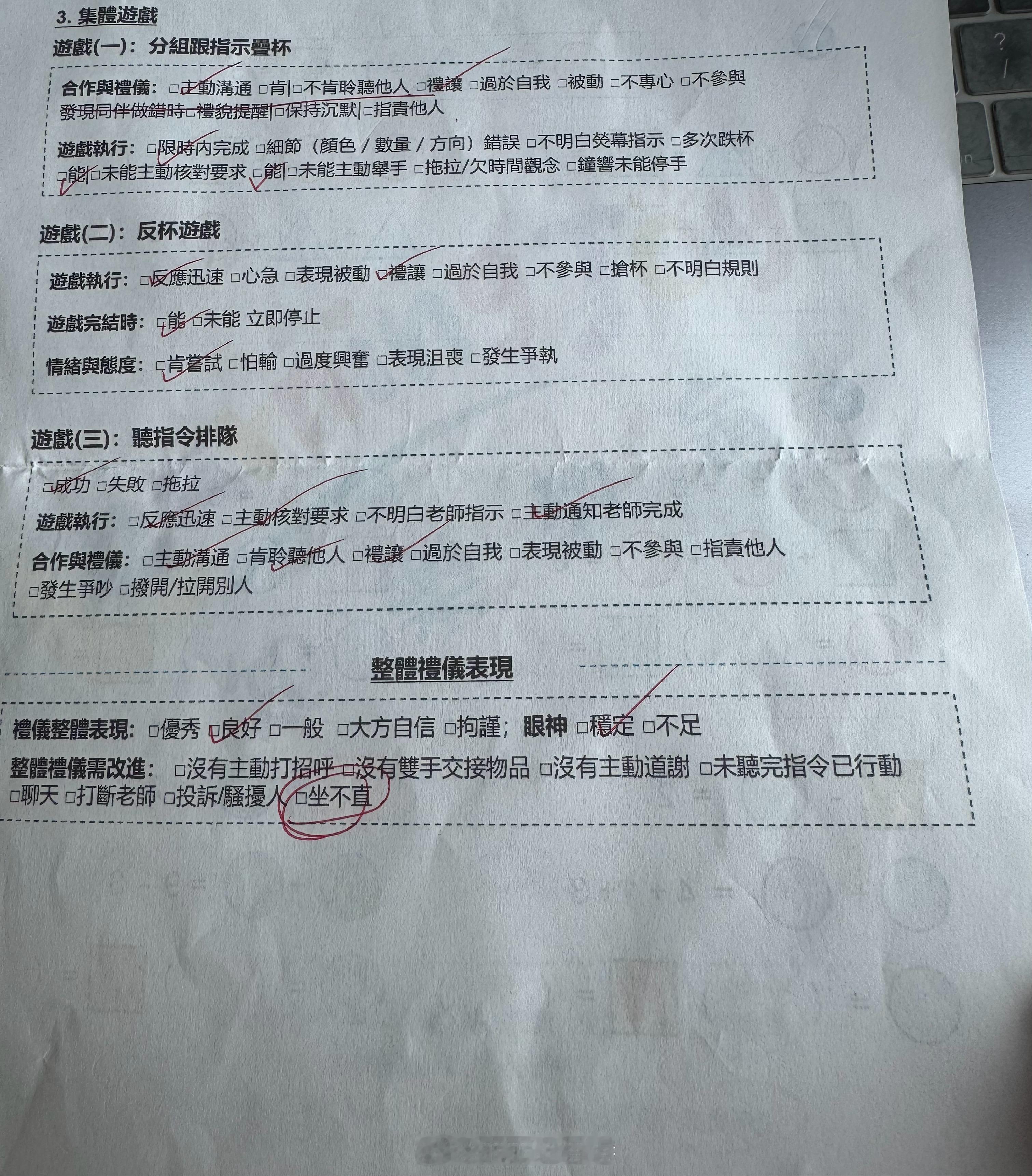 拿著水瓶跟一桌喝茅台的人敬酒的小孩，光会玩了🤣 