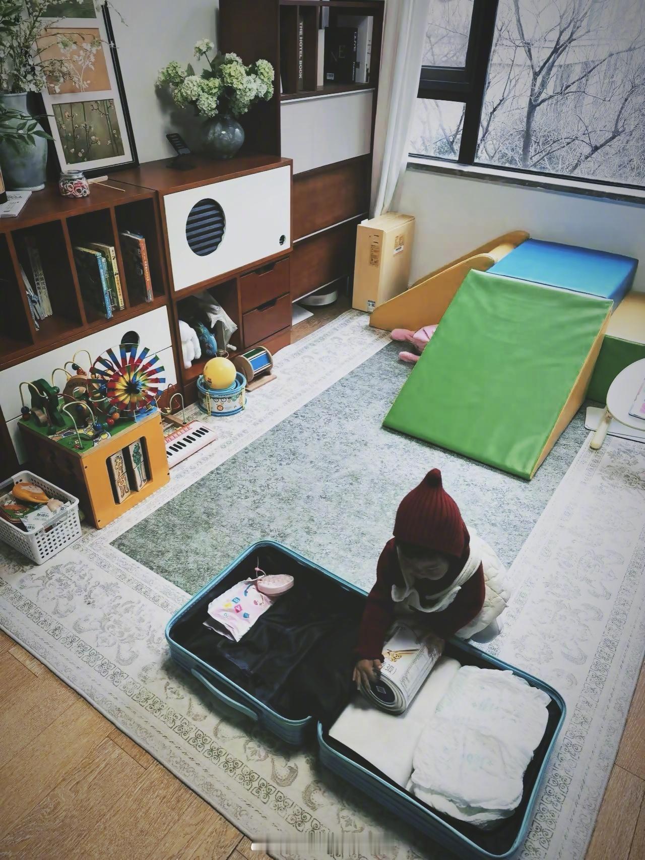 行李箱里装着奶粉和尿布，也装着我们一家三口对新年旅程的期待。宝宝在斜坡上爬得欢，