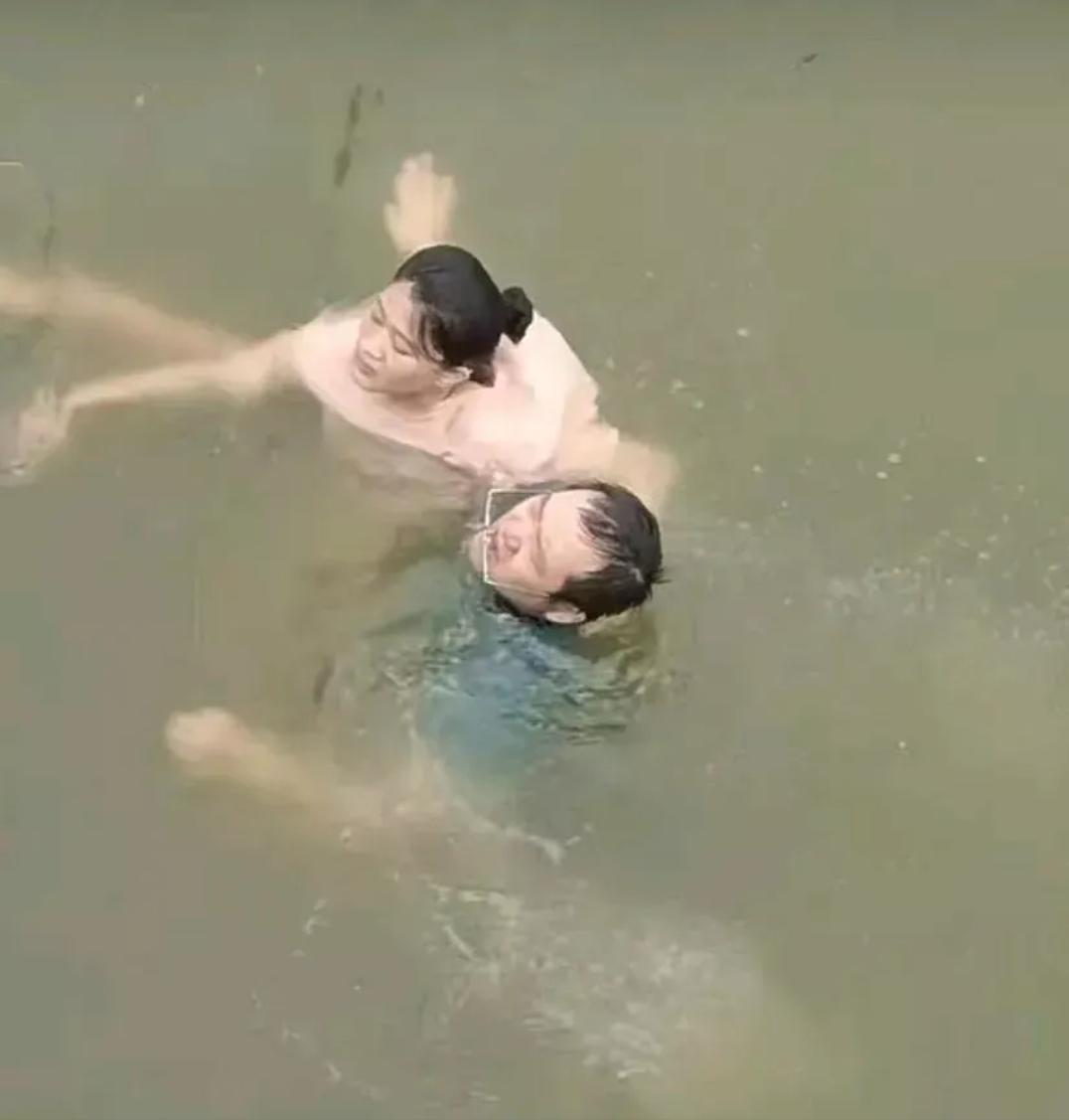 笑不活了！河北，男子见一女子落水，脱了衣服就跳进河里救人，结果游泳的时候把裤头游