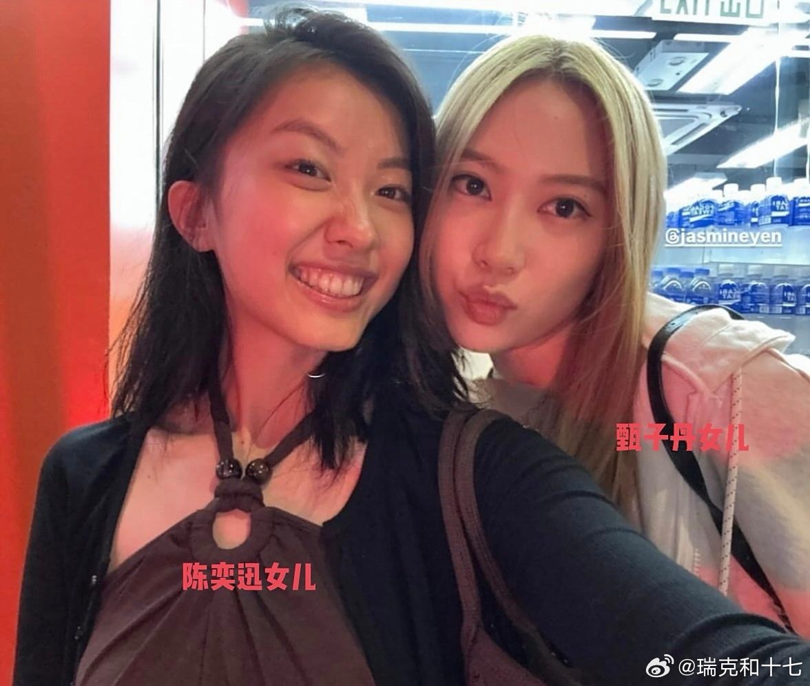 陈奕迅女儿和甄子丹女儿一起出去逛街，两个人都很漂亮，打扮得好成熟，非常洋气，看起