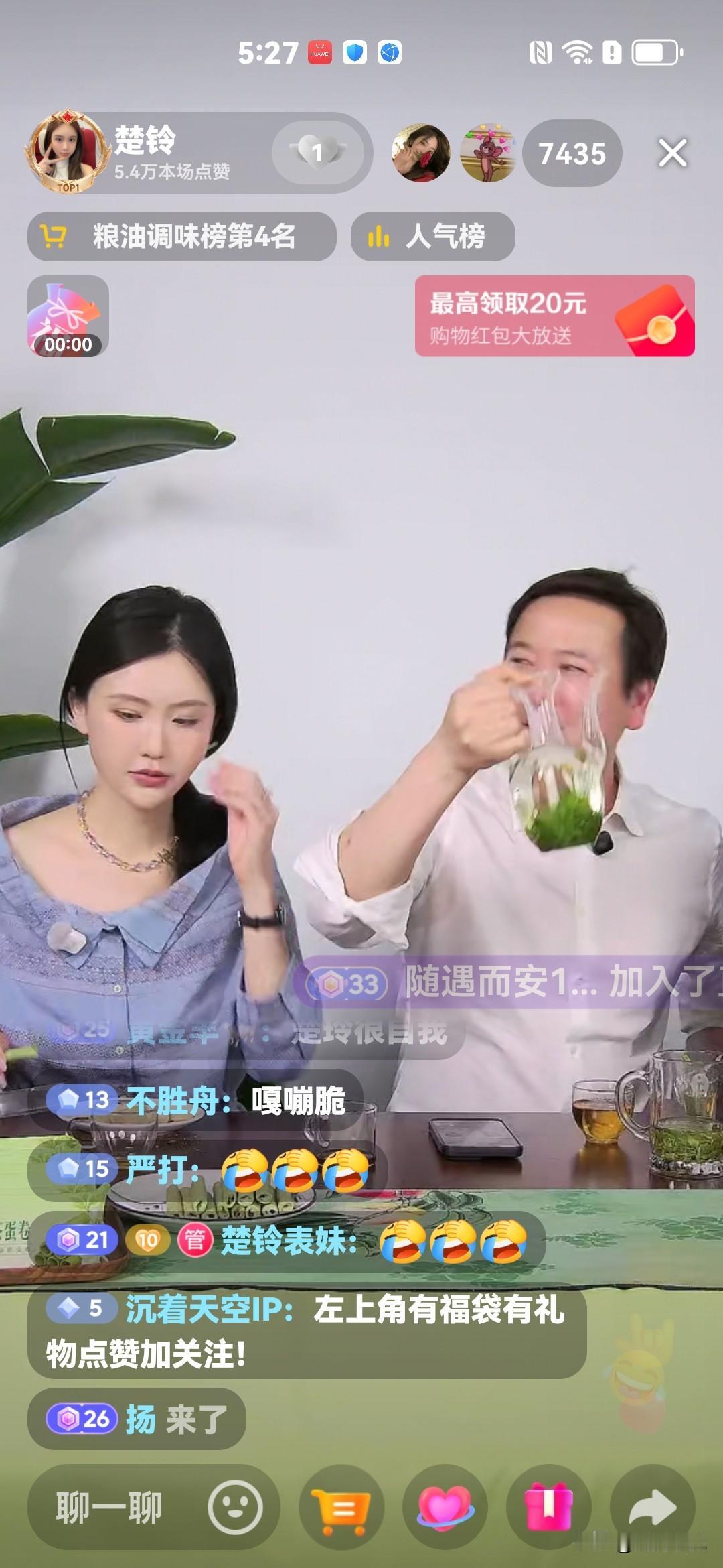 赖文峰和他的现任女友楚玲相差19岁，但是看上去没有那么大的差别，赖文峰整体看起来
