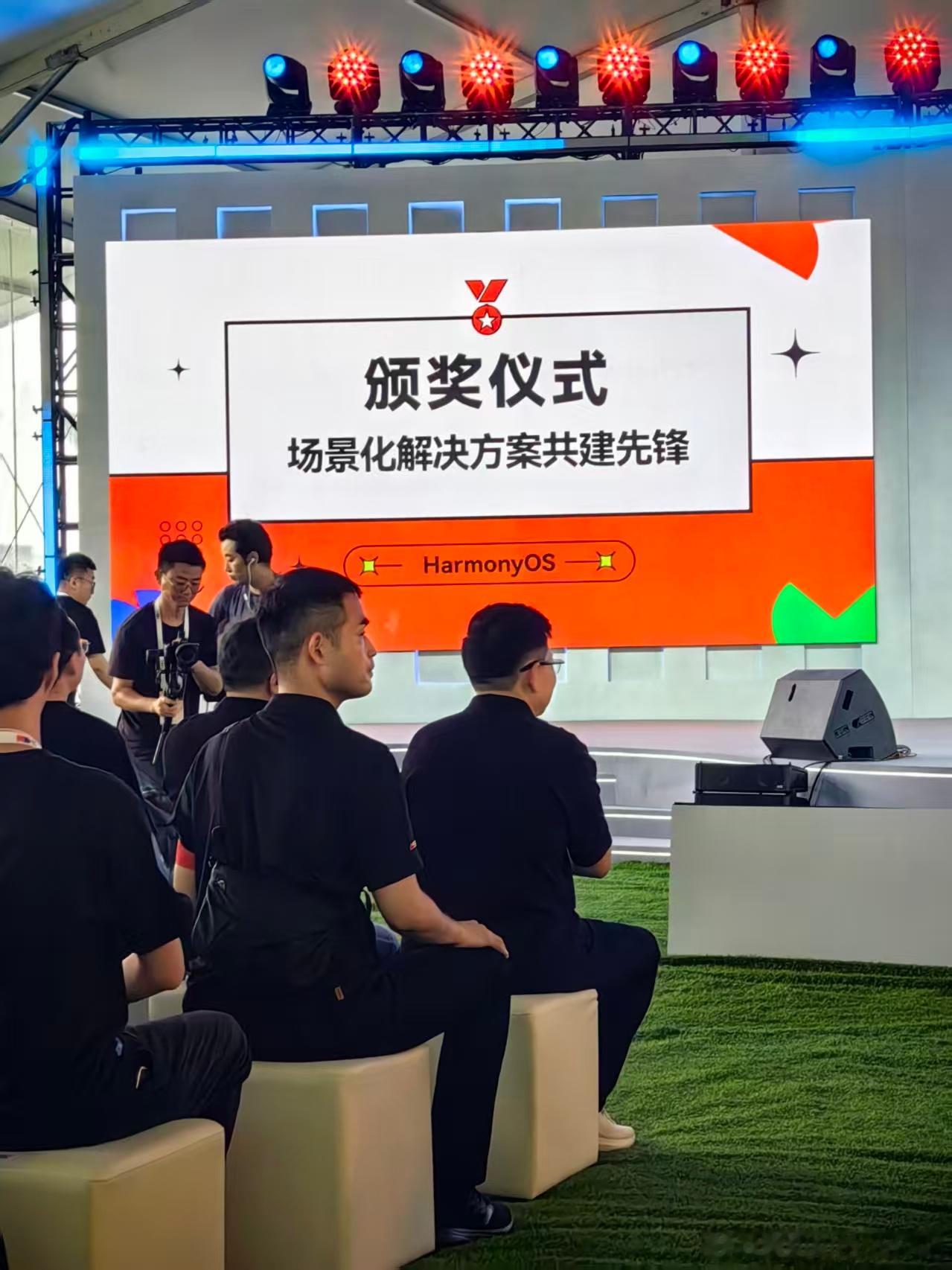 余总来了华为非常重视鸿蒙系统的开发余总亲自给开发者大赛获奖者颁奖华为开发者大会2