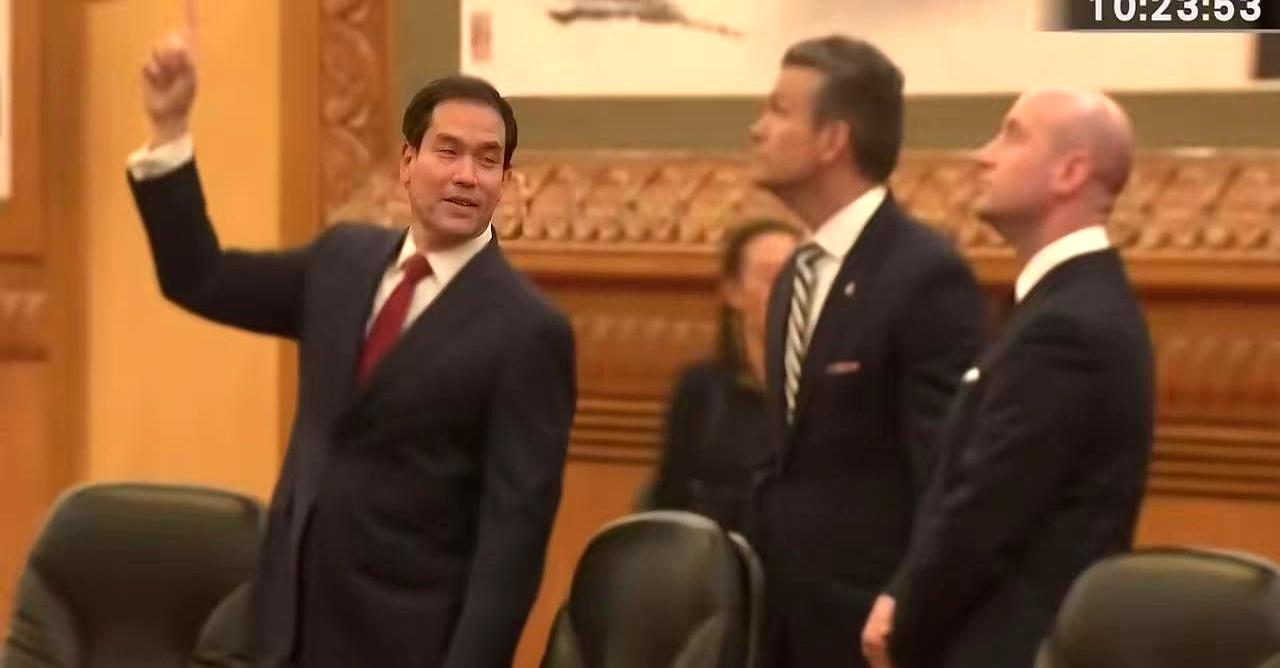 平时老爱对中国挑三拣四的鲁比奥，这回居然在中国文化展品前看得挪不开眼，画风一下就