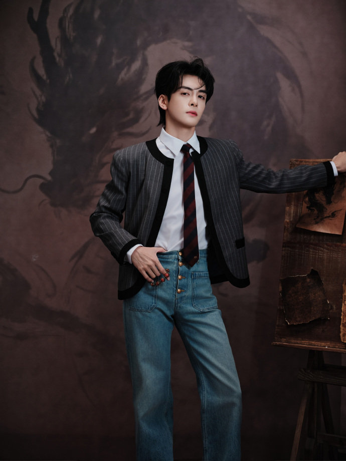 曾舜晞腿长得我有心事了 曾舜晞分享一组武拾光造型图~小王子卷毛太优雅了！腿真的超