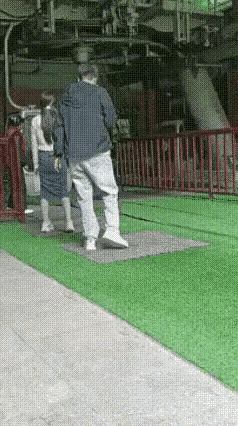 小伙子早上媒人帮忙介绍了对象，
小伙子看了一下，嘴角藏不住。
急忙去订了全市最好