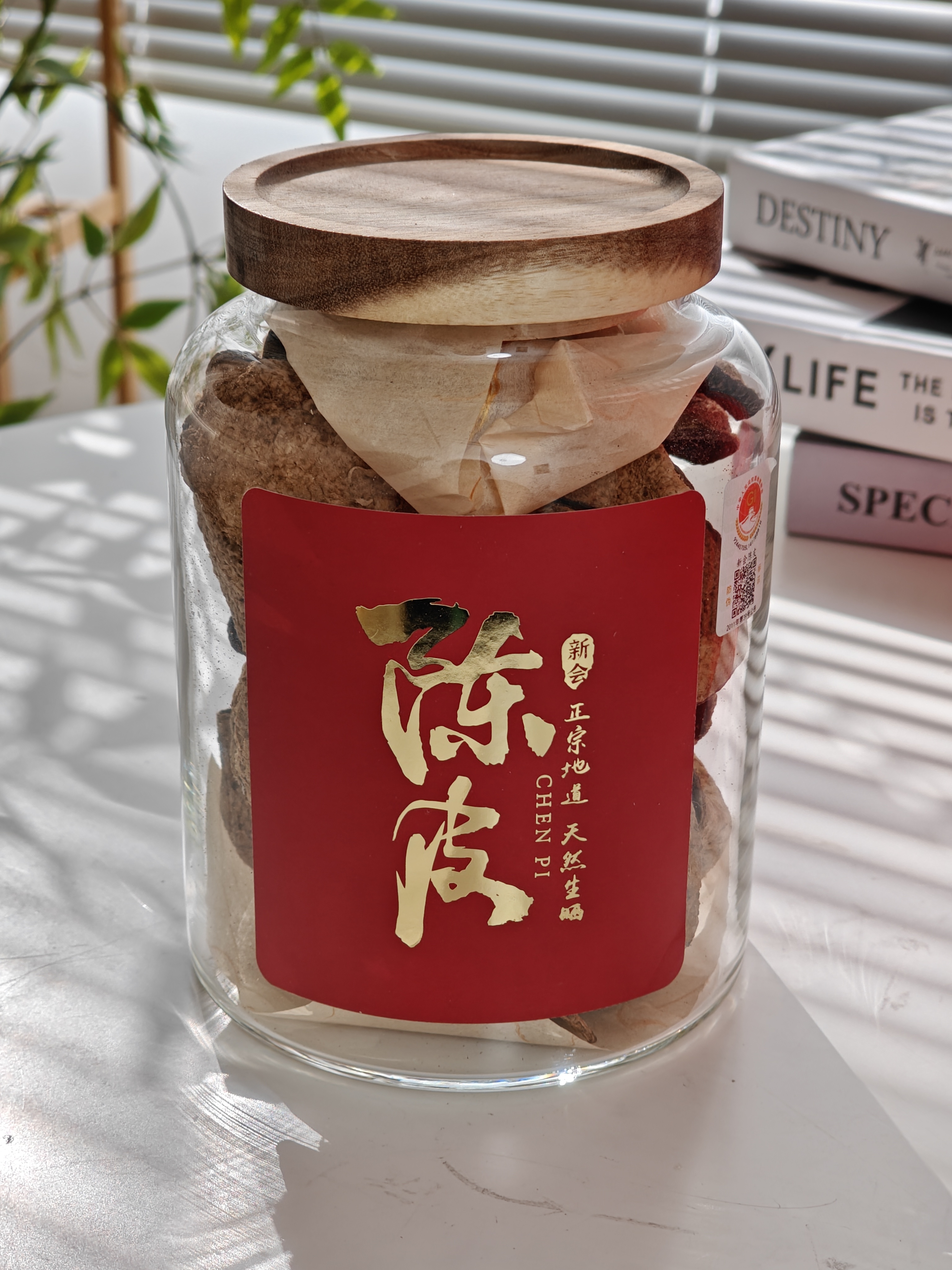 收到了来自丁总的新年礼物是一罐新会陈皮，用来烧菜泡茶，又或者单独泡陈皮水喝都很不