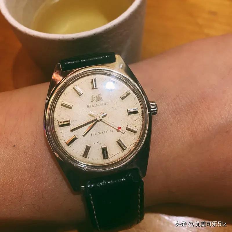 在那个物资相对匮乏的60年代，上海牌手表可是身份与品质的象征。一块上海牌手表，承