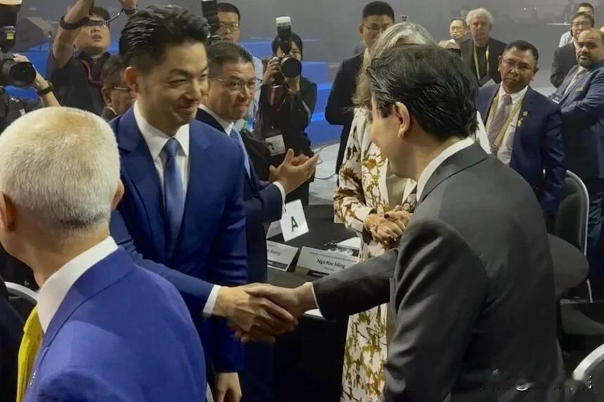 蒋万安出席世界城市高峰会 与新加坡总理握手问候

台北市长蒋万安今天（15日）上