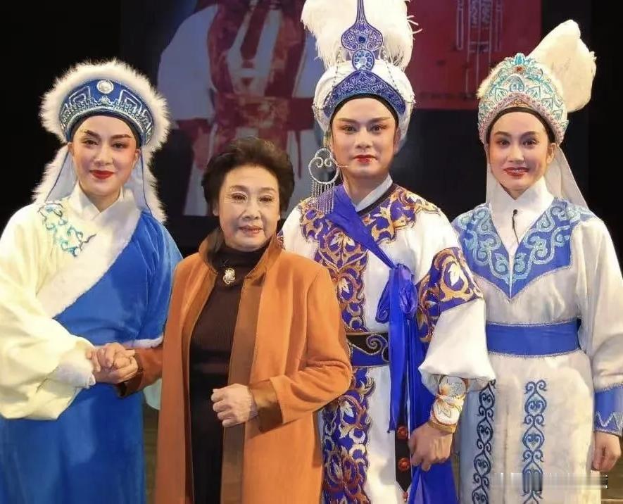 茅威涛、赵志刚、王君安被誉为越剧尹派三杰。
那么，这位秀气、雅致的女士应该怎么赞
