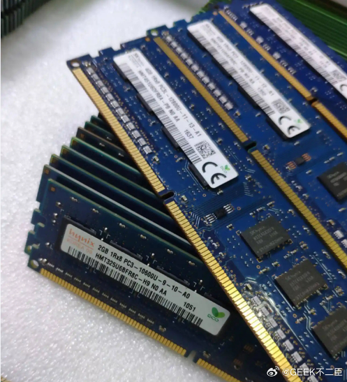 32G内存涨了约3000元不过是想让电脑运行得更流畅些，三千元的内存涨幅，轻轻打