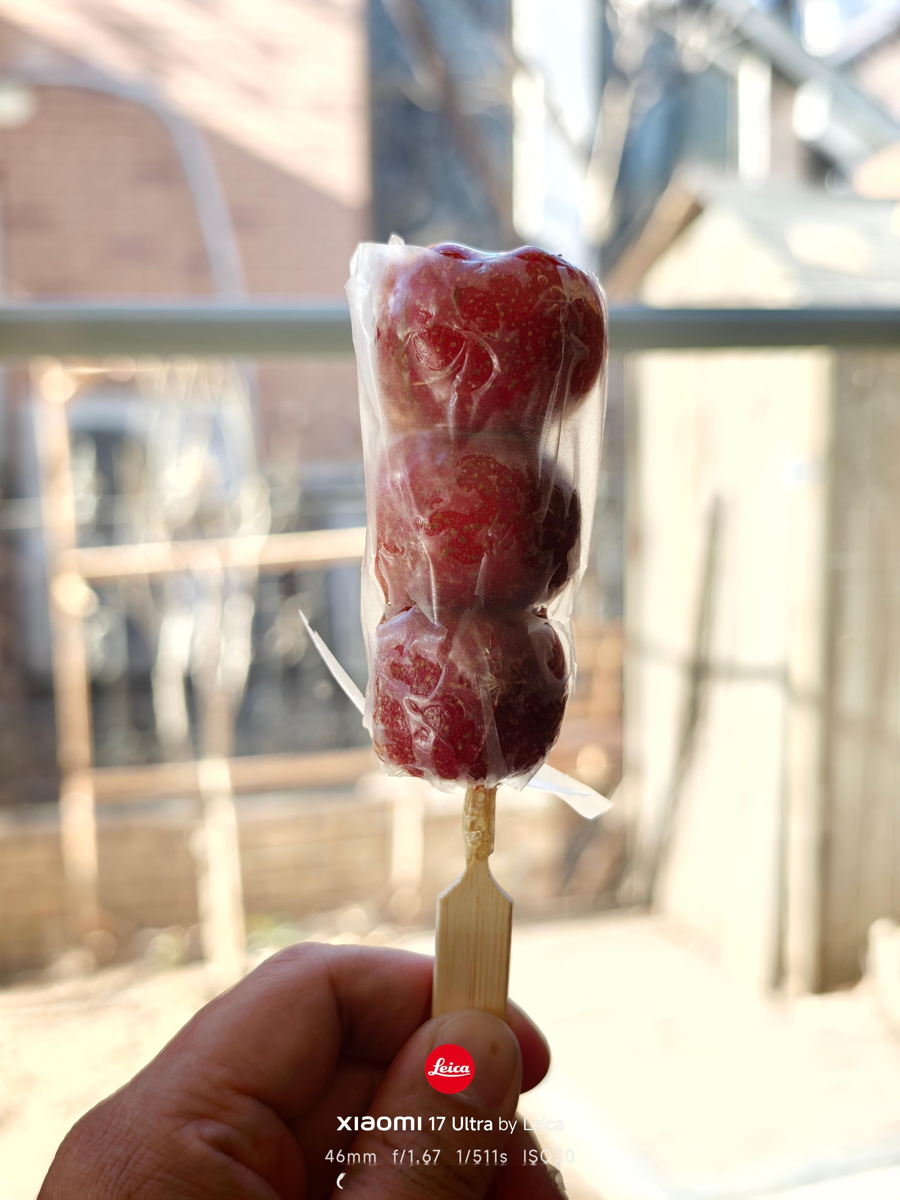 最近一个月体重控制不错，奖励自己一个冰糖葫芦，香迷糊了……当初痛风的时候可没少吃