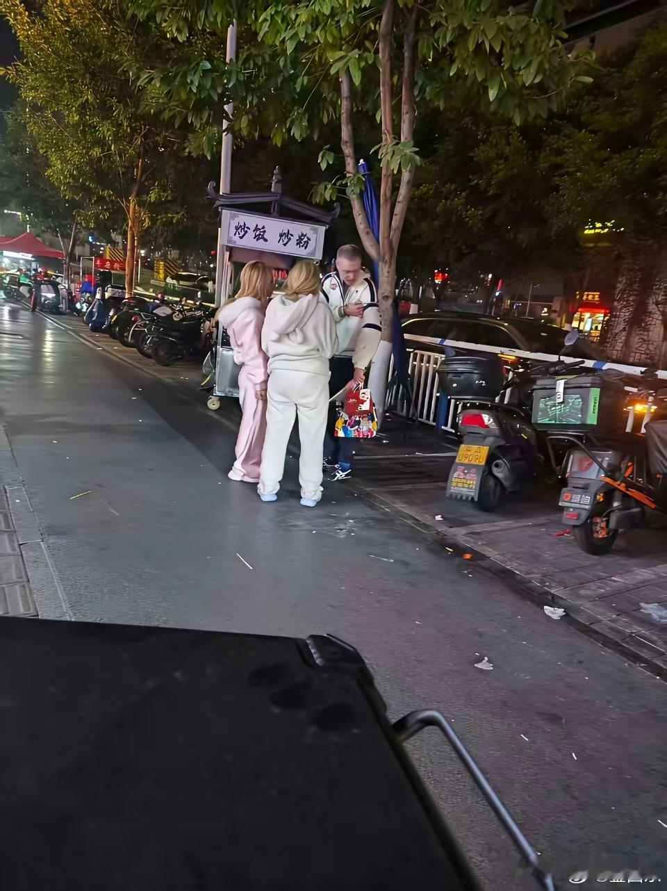 在街头巷尾，常能看到中国女孩和外国男友成双入对，网上对此讨论得热火朝天。可民政部