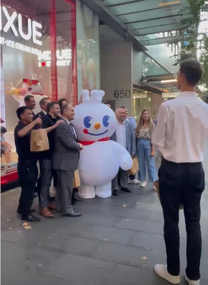 2026年2月，郑州街头惊现“雪王天团”！14个雪王挤满公交车，车身横幅高调标注