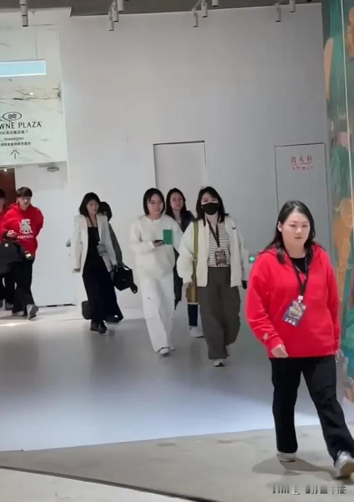 李雪琴拒绝用蓝色笔给粉丝签名，这是装腔作势耍大牌还是情有可原？

李雪琴在某商场