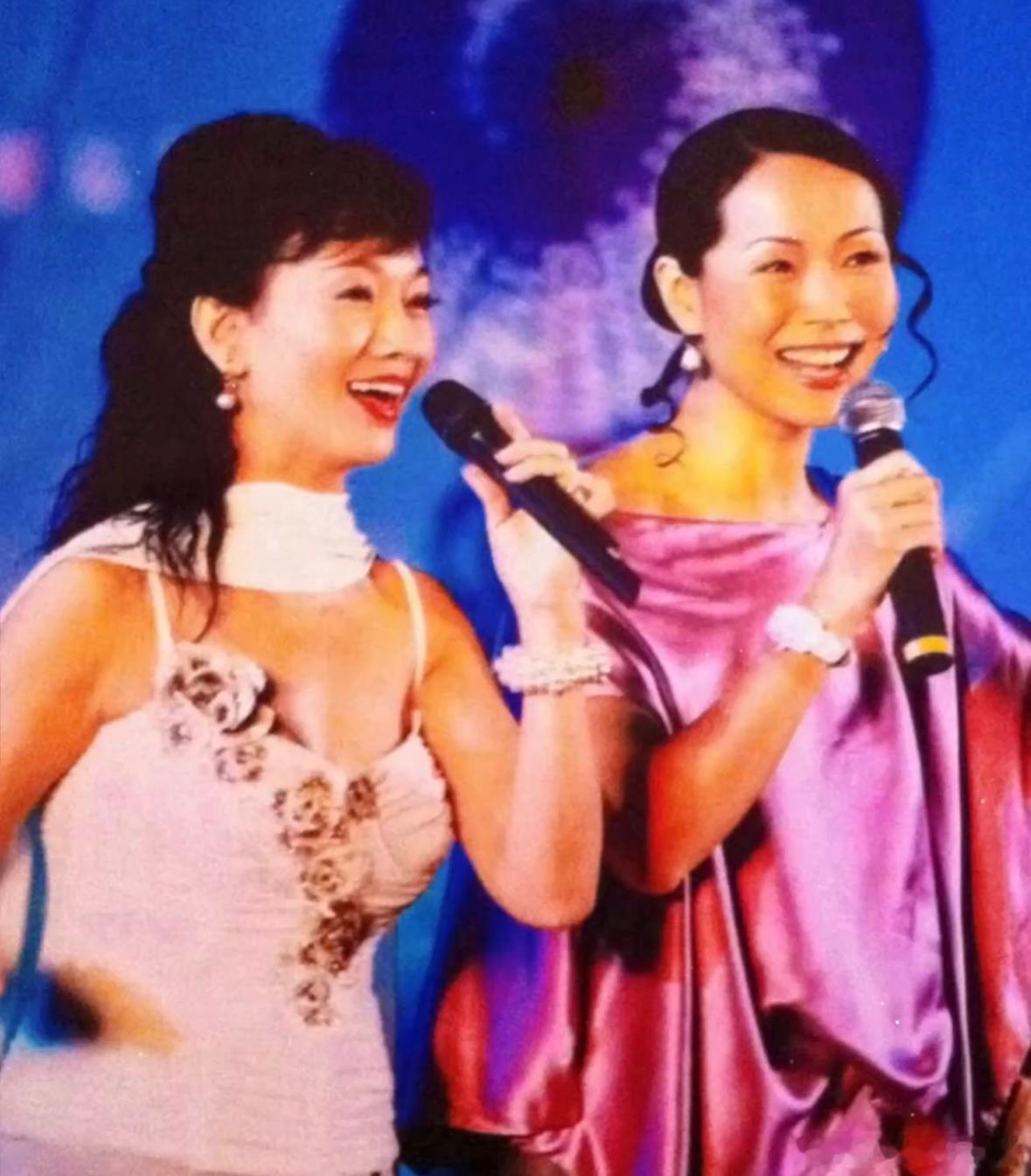 白蛇小青 芒果是懂我们想看什么的又到了那个令我们怀念的时刻，赵雅芝和叶童再度同台