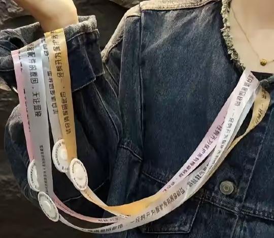为了防止七天白嫖党，女装大规模启用防拆带，很多小仙女吐槽说：这种傻叉设计，会影响