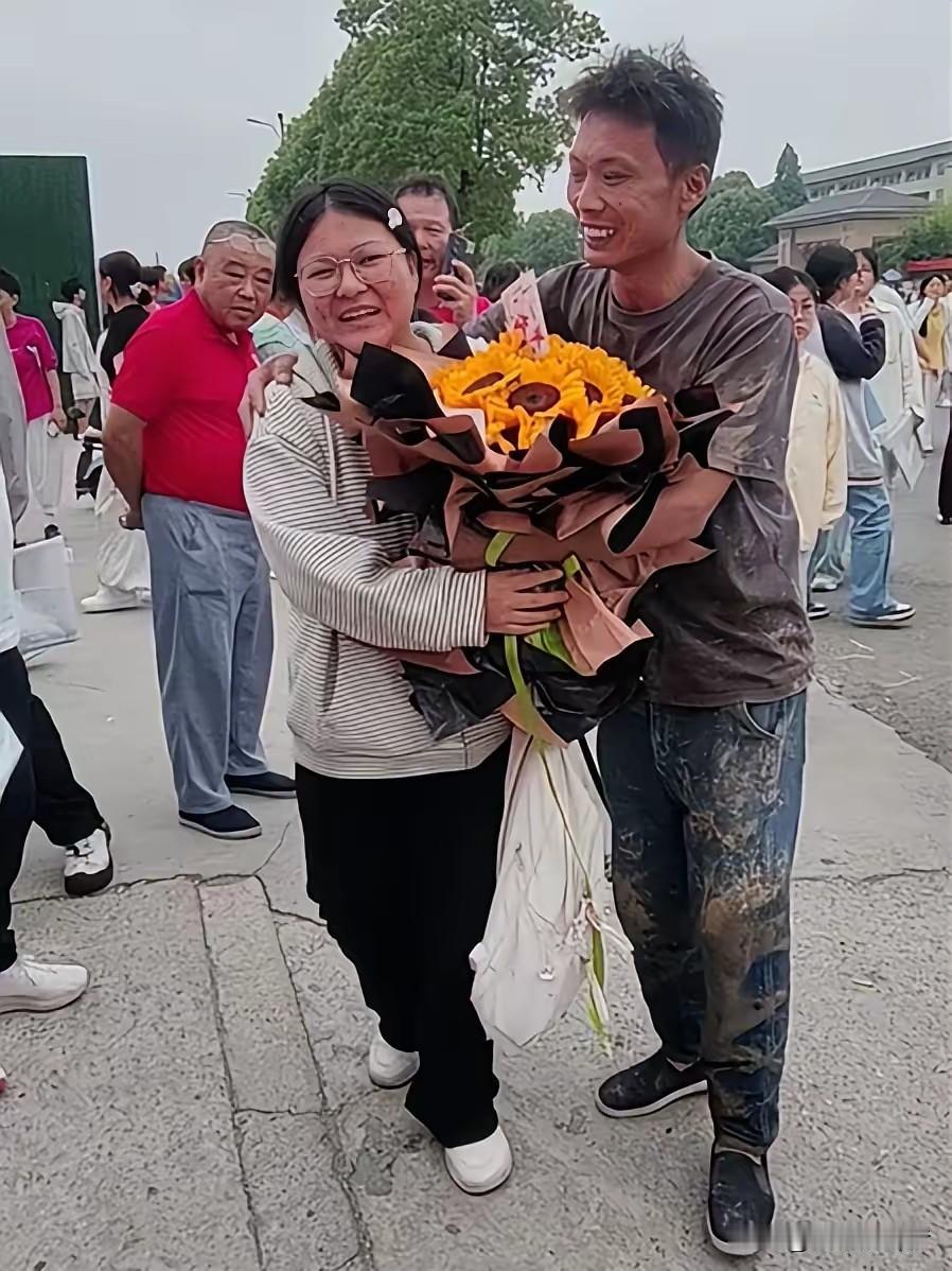 高考女儿扑向满身泥巴父亲的那一刻，证明她已经合格了！
 
6月7日，高考第一天的