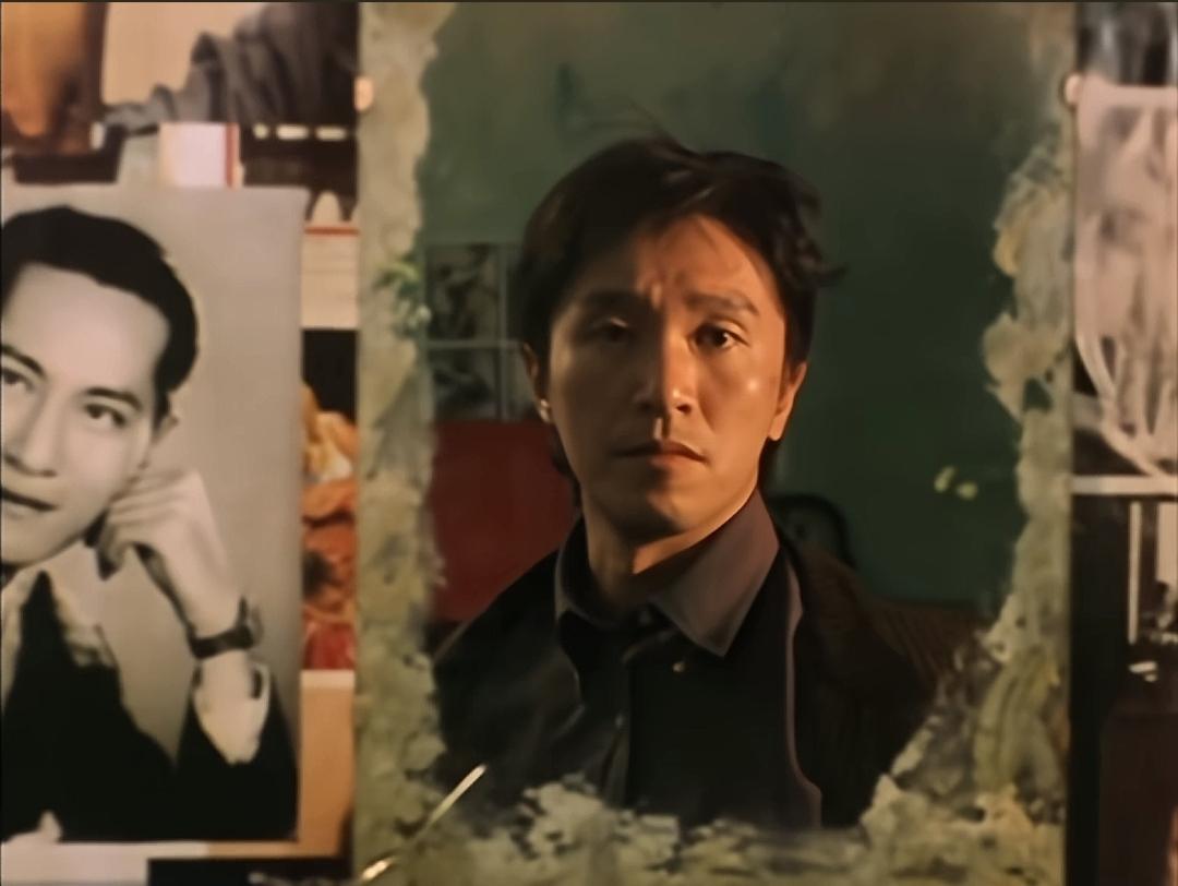 照片里的人看着镜子里的自己。看图片，大家还记得这是什么电影吗？他的电影真是越看越