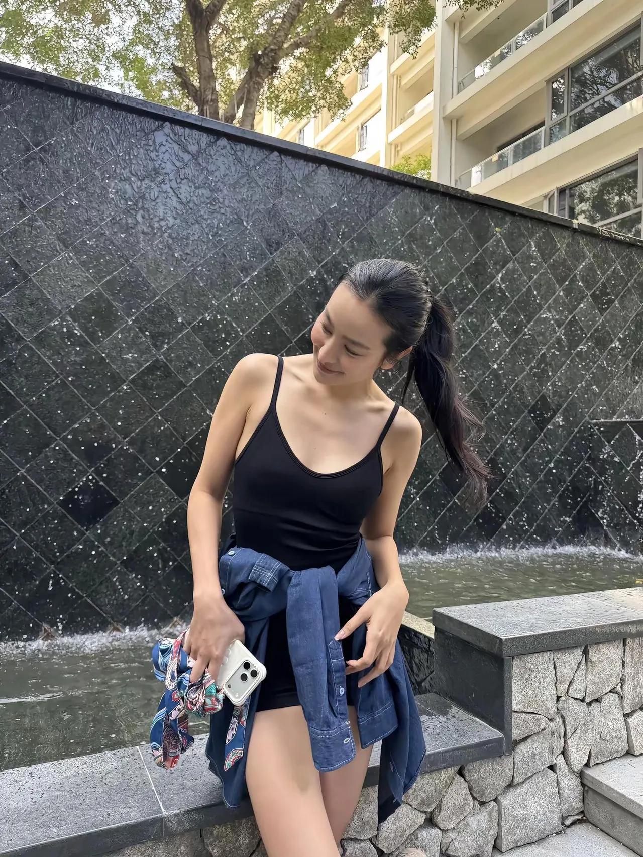 夏日清凉穿搭，黑色背心搭配牛仔外套，轻松自在！🌞👗👟
穿搭 气质 无袖黑上