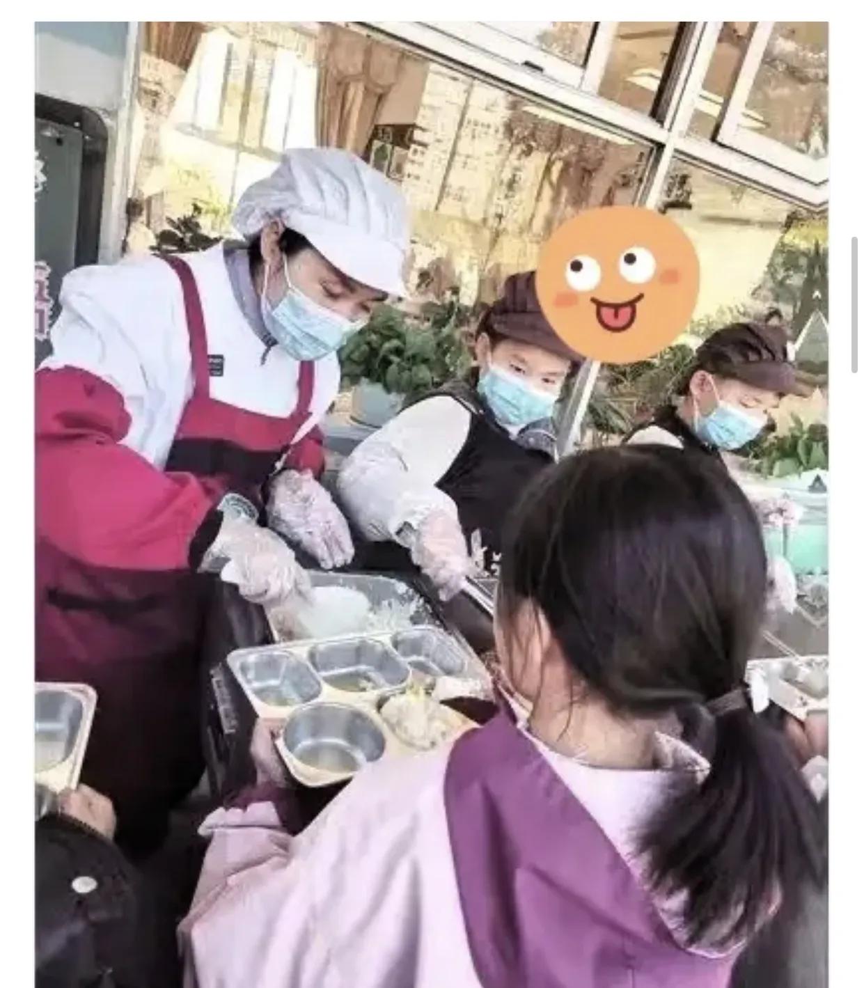 全国各地学校食堂纷纷引入“妈妈食堂”模式, 实际上是四川巴州区七小率先开展的, 