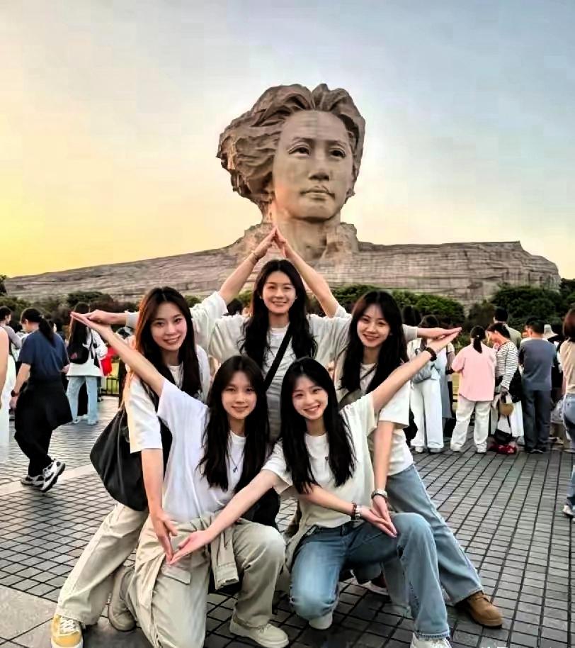 活该它拿下大奖
你们最受感触的是哪一点？
是美女，是构图，还是伟人的雕像？

这