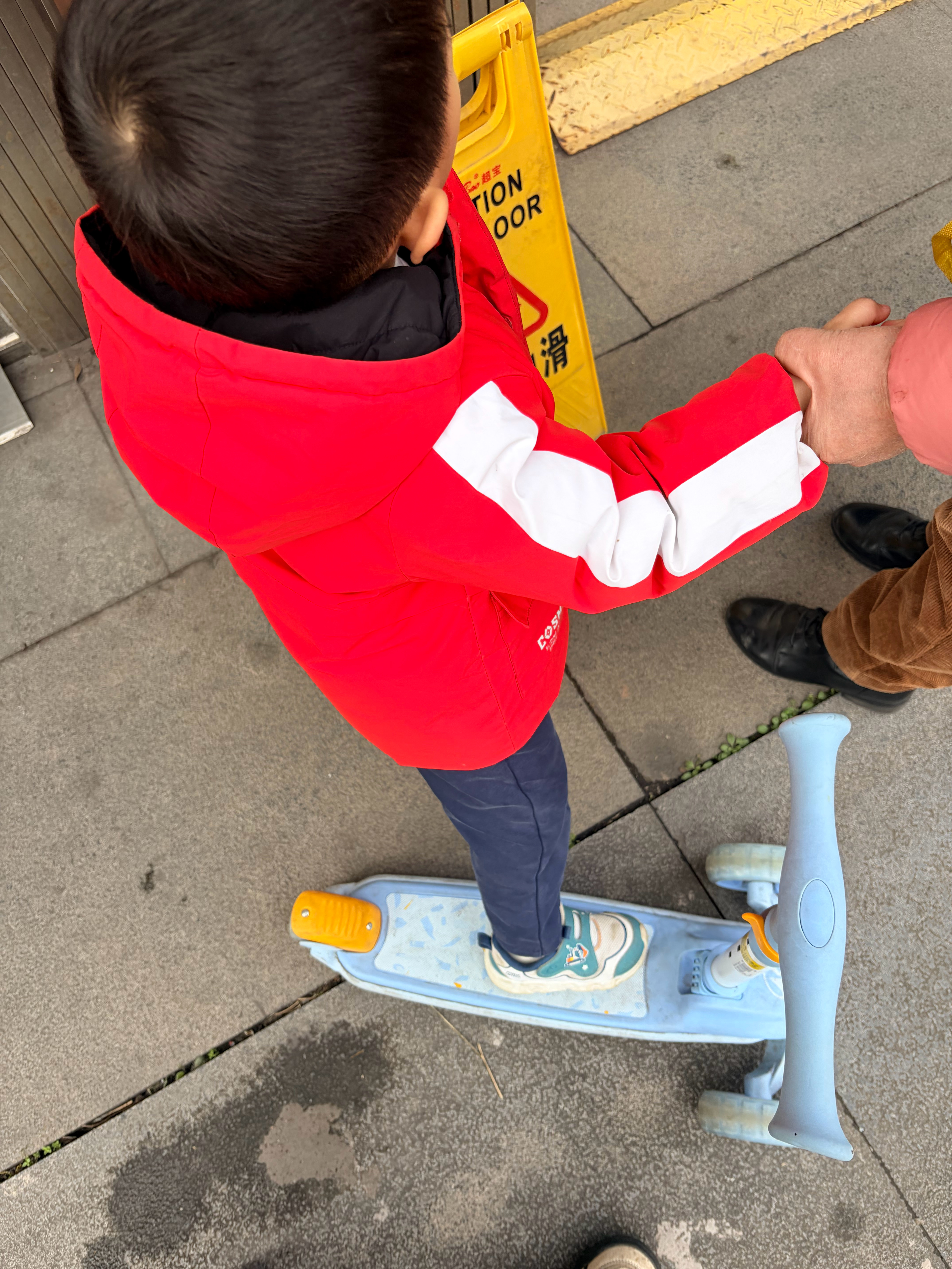 带娃来公园溜溜，您猜怎么着，保安说不让滑板车进，说出了事负不了责。本来就是考虑到