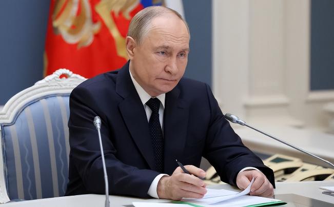 俄罗斯这阵子是真的难，前线的仗还没分出胜负，后方的经济和工业就接连掉链子，一波接