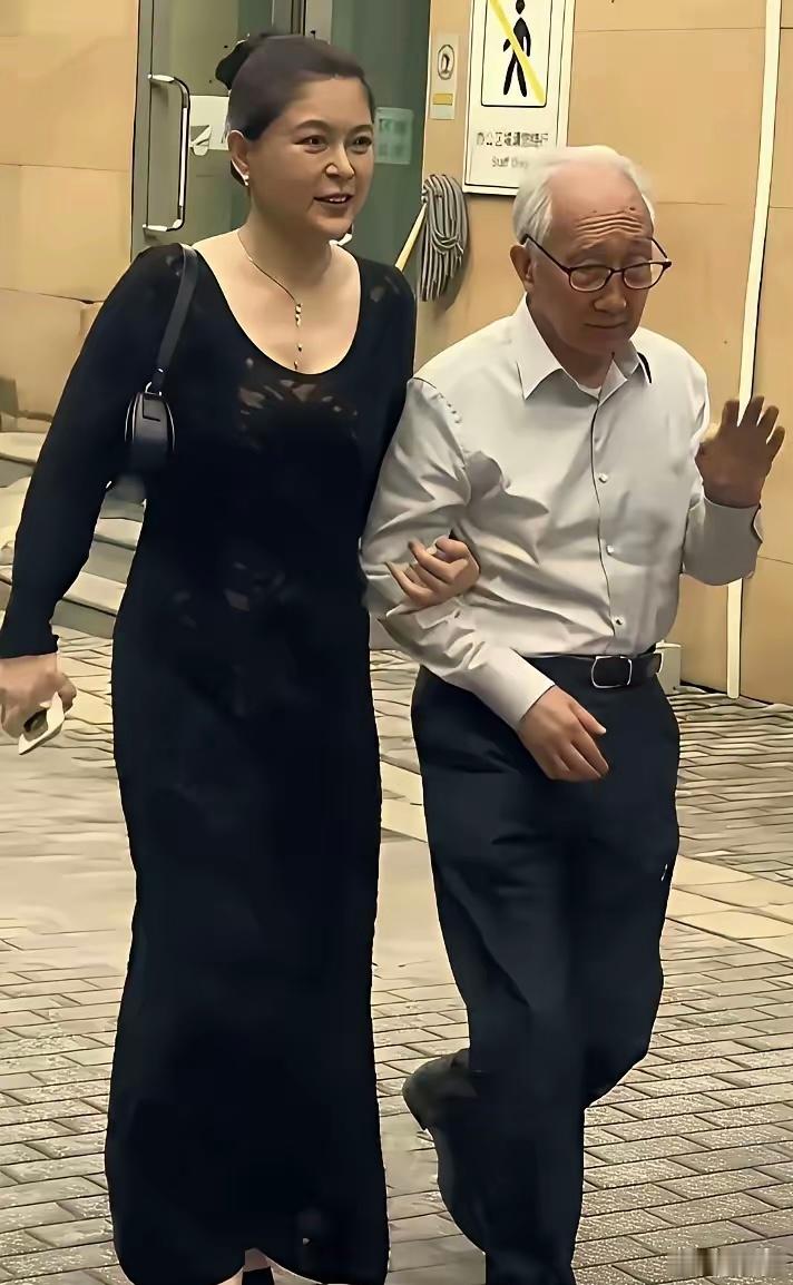 又一位大师，92岁的原中央美院院长靳尚谊，带46岁娇妻祁艳参加活动。 ​​​