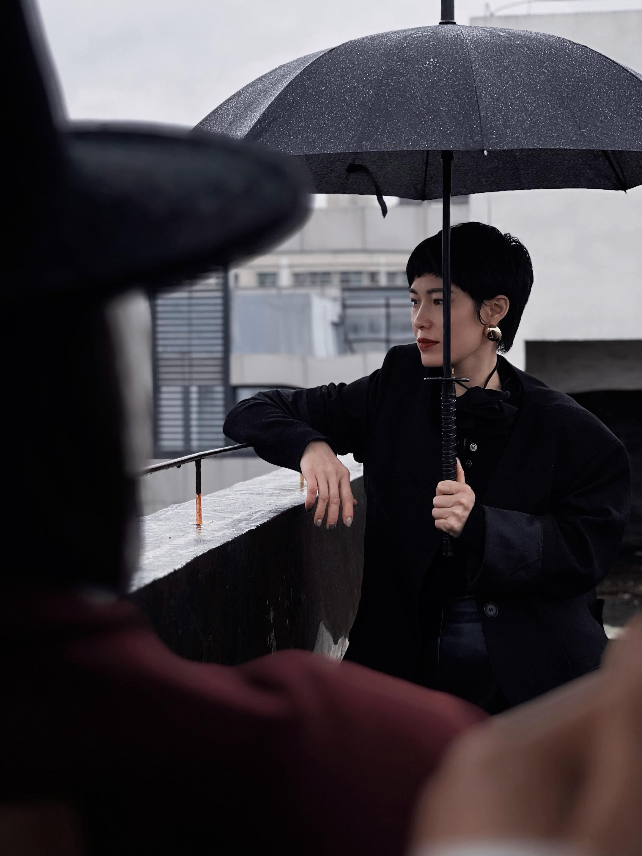 陪奶奶吃完饭带着晞娃骑电动车买完文具回家的路上下起了雨，雨天路滑一不小...