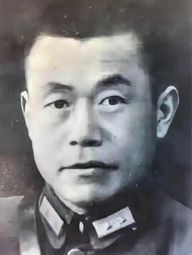 1949年，邱清泉战死后，妻子带着孩子逃命到福建，准备去台湾，就在上船前，次子却
