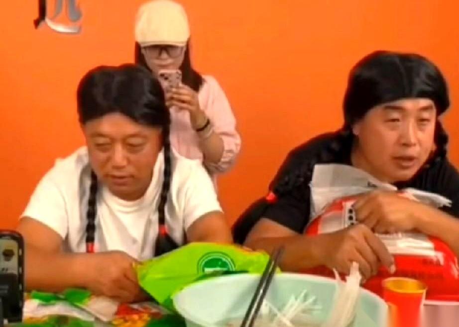 那个叫白兄弟的网红，最近这操作真是越来越看不懂了。
前脚刚跟他那位贺姑娘你侬我侬